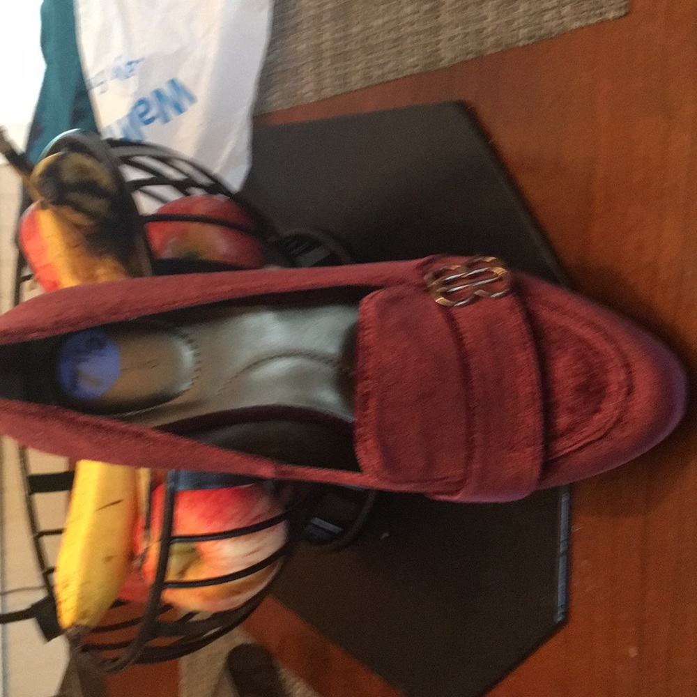 NWT maroon velvet low heeled pump